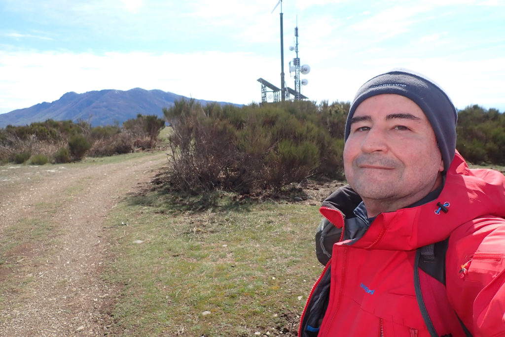 Joaquín en la cima del Puig Drau, 1.344 mts., con el Turó de l'Home y Les Agudes al fondo